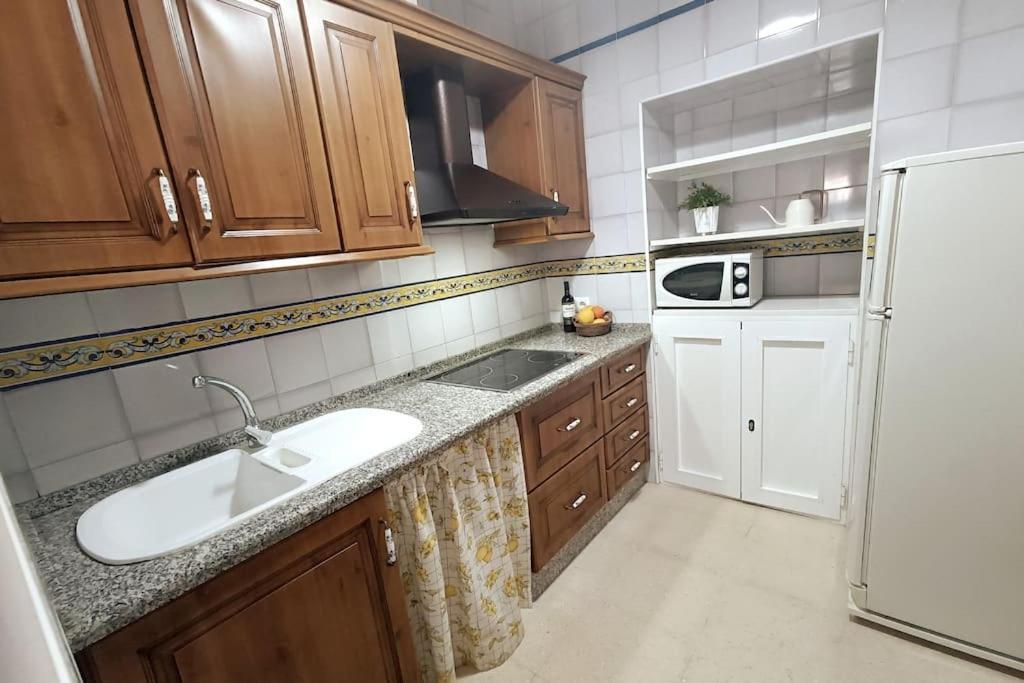 Tipico Y Pintoresco Patio De Vecinos, Con Encanto Sevilha Exterior foto