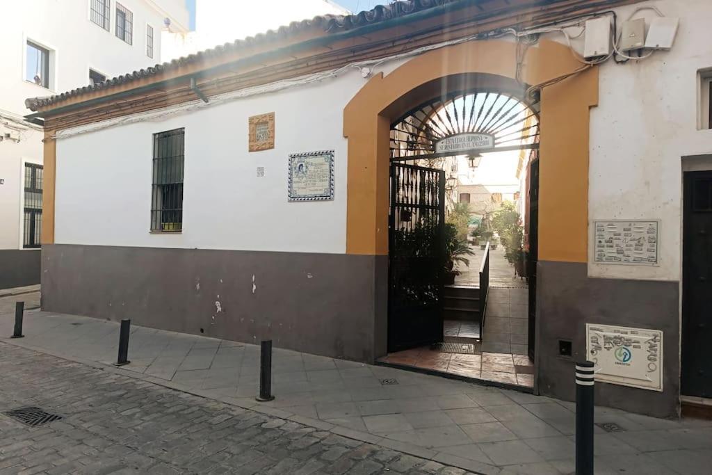 Tipico Y Pintoresco Patio De Vecinos, Con Encanto Sevilha Exterior foto