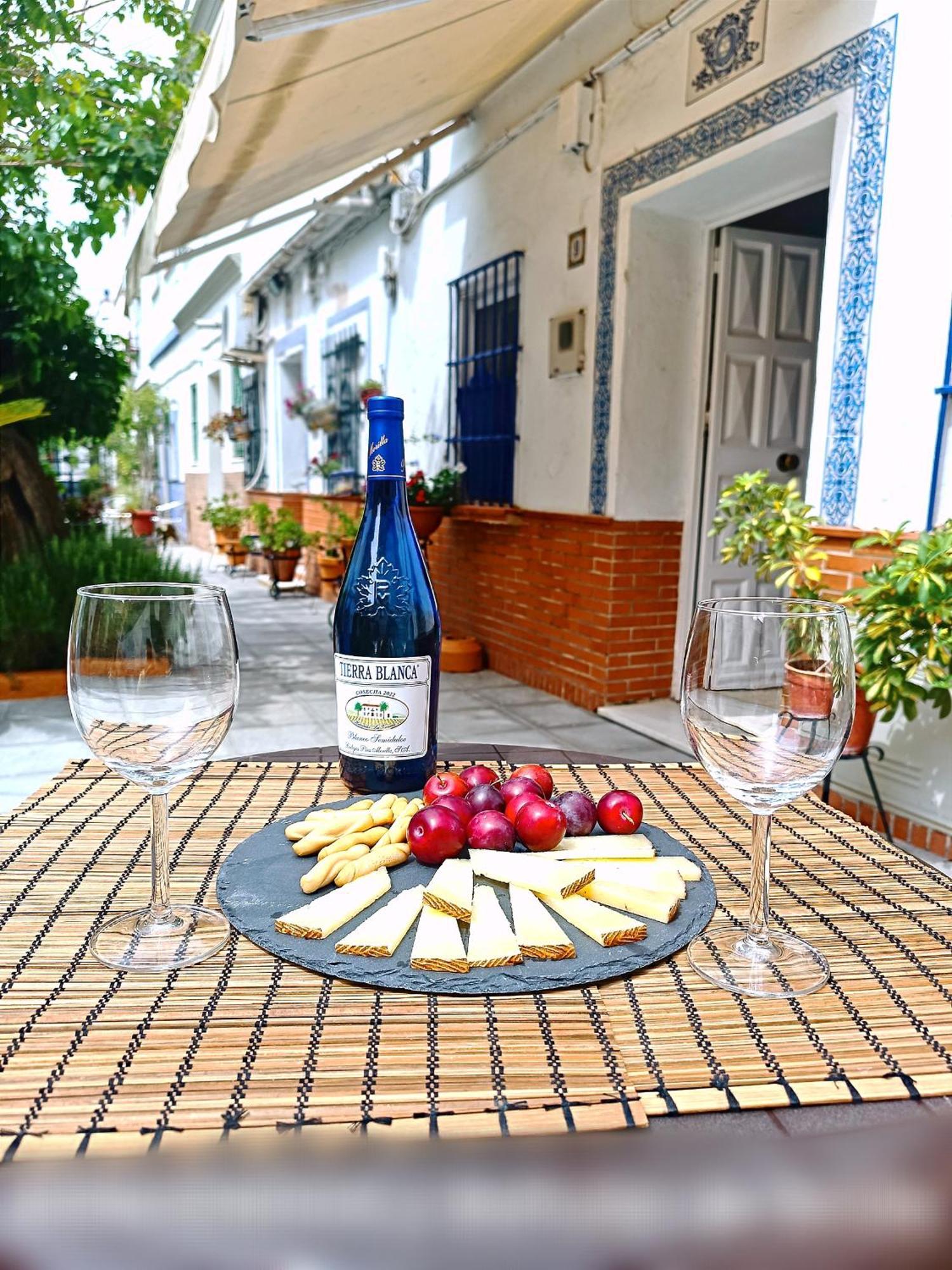 Tipico Y Pintoresco Patio De Vecinos, Con Encanto Sevilha Exterior foto