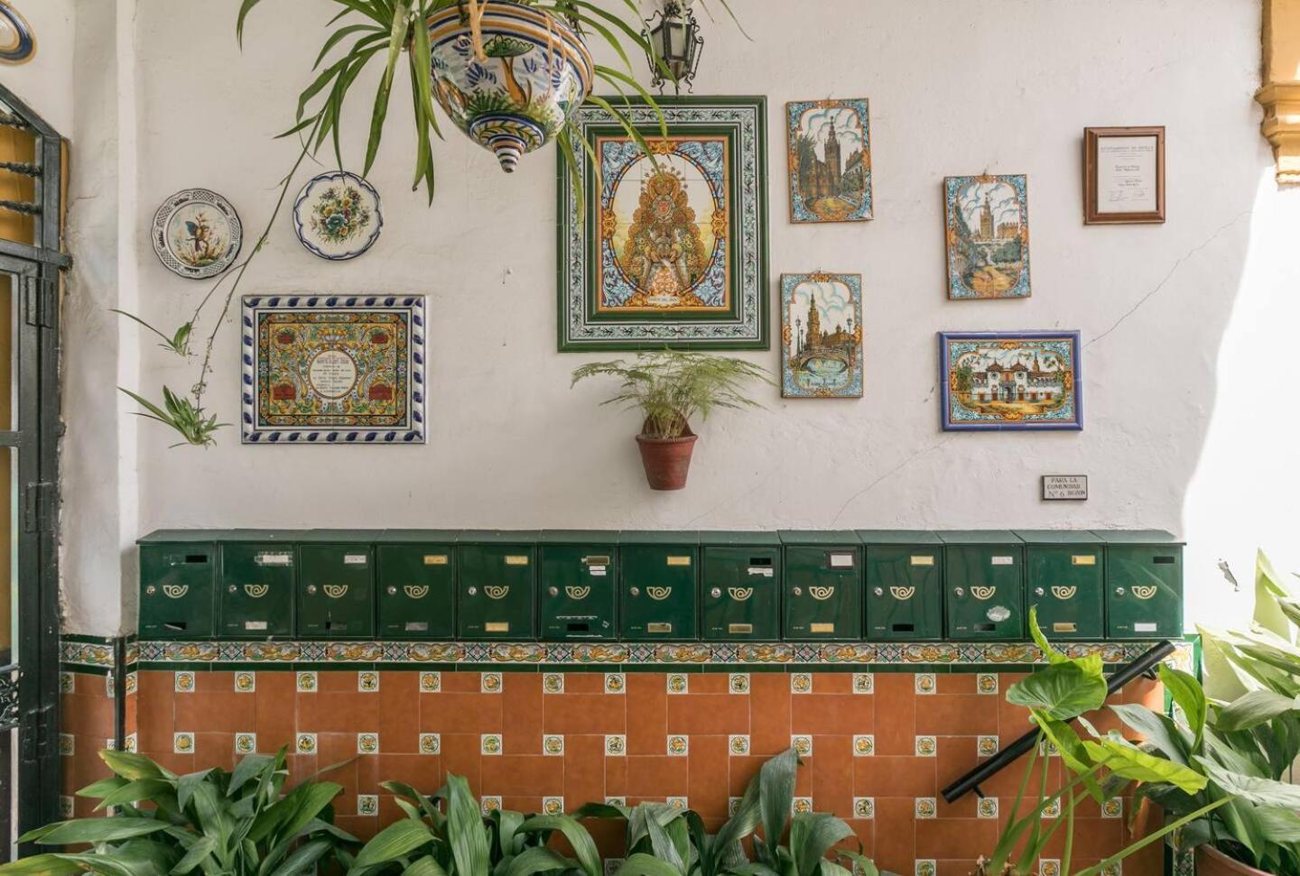 Tipico Y Pintoresco Patio De Vecinos, Con Encanto Sevilha Exterior foto